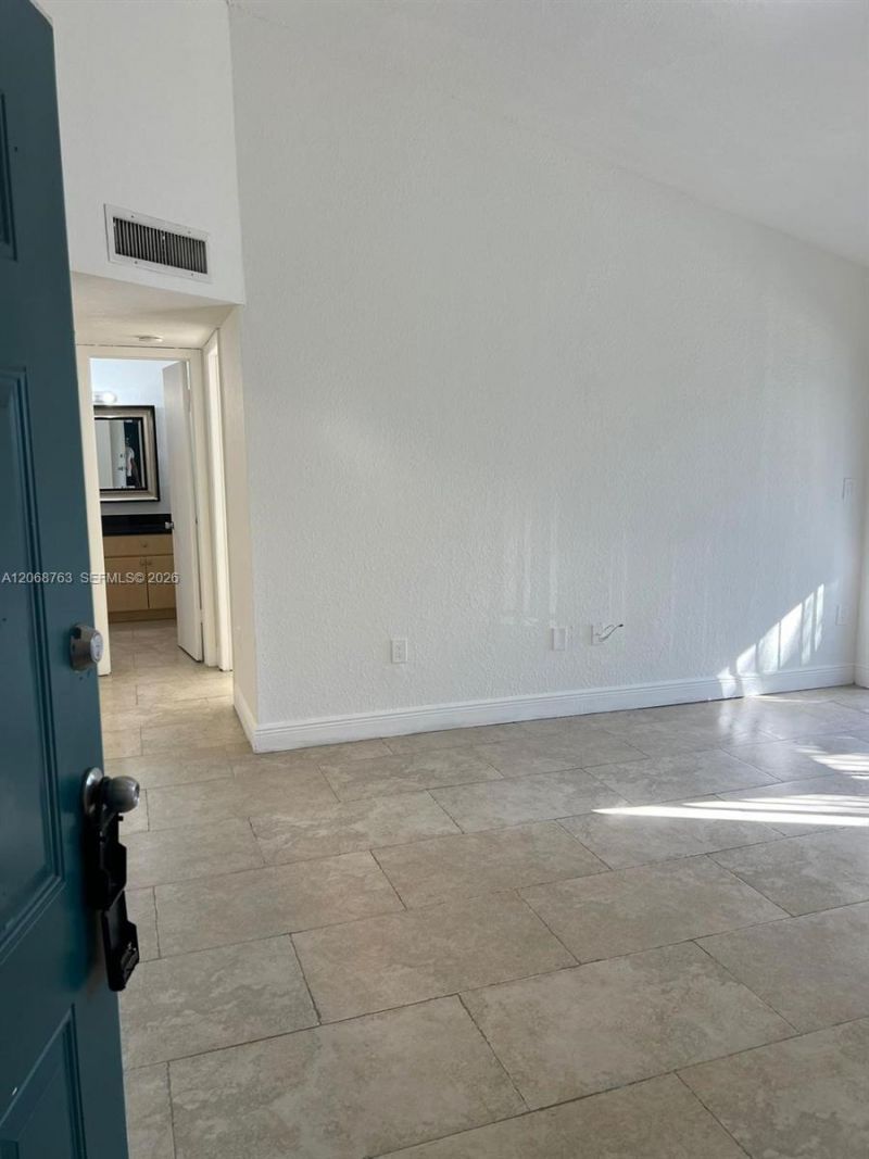 7110 NW 179th St , Unit 310, Hialeah, FL 33015 Photo