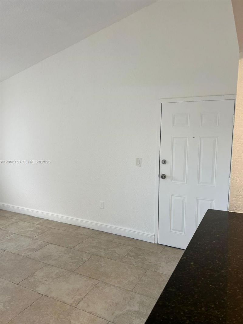 7110 NW 179th St , Unit 310, Hialeah, FL 33015 Photo