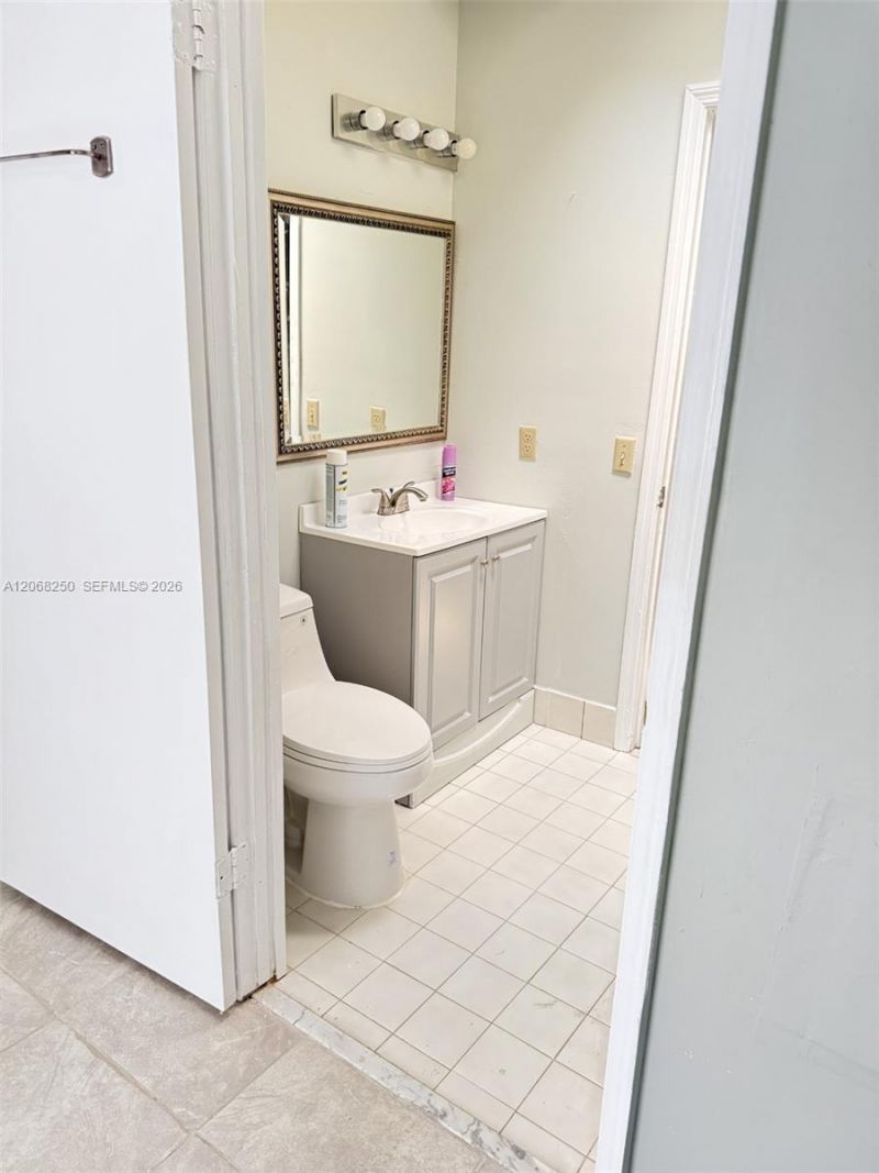 1701 W 42nd Pl, Unit 10, Hialeah, FL 33012 Photo