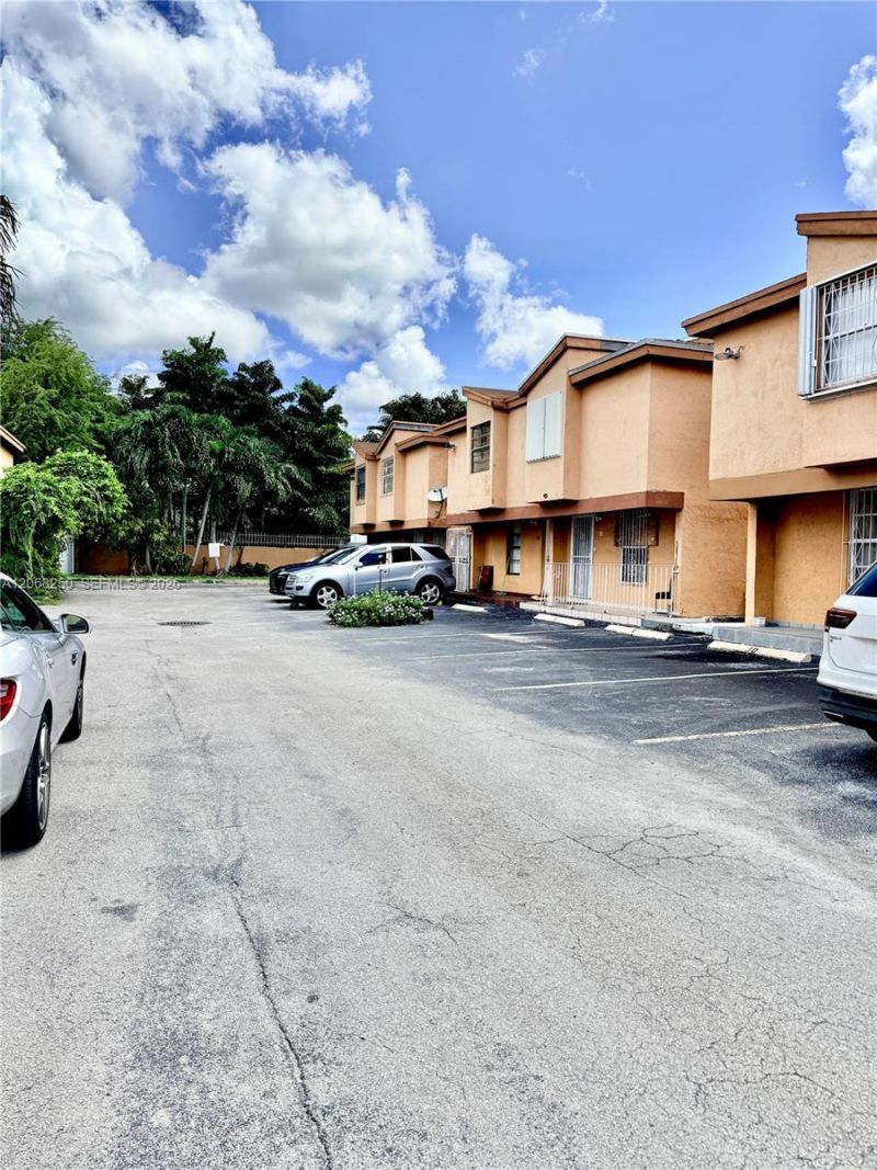 1701 W 42nd Pl, Unit 10, Hialeah, FL 33012 Photo