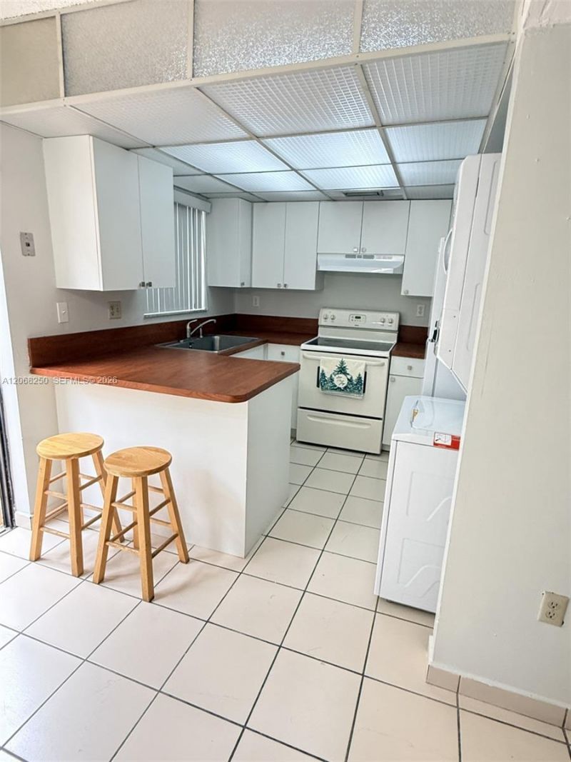 1701 W 42nd Pl, Unit 10, Hialeah, FL 33012 Photo