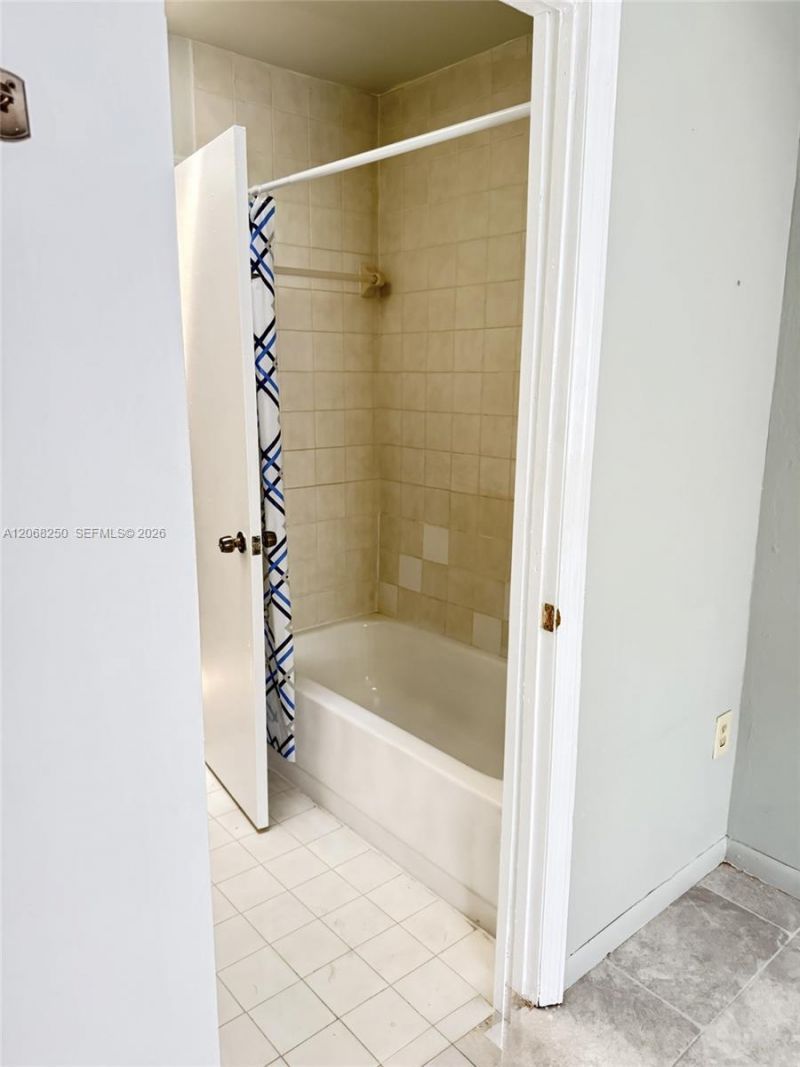 1701 W 42nd Pl, Unit 10, Hialeah, FL 33012 Photo