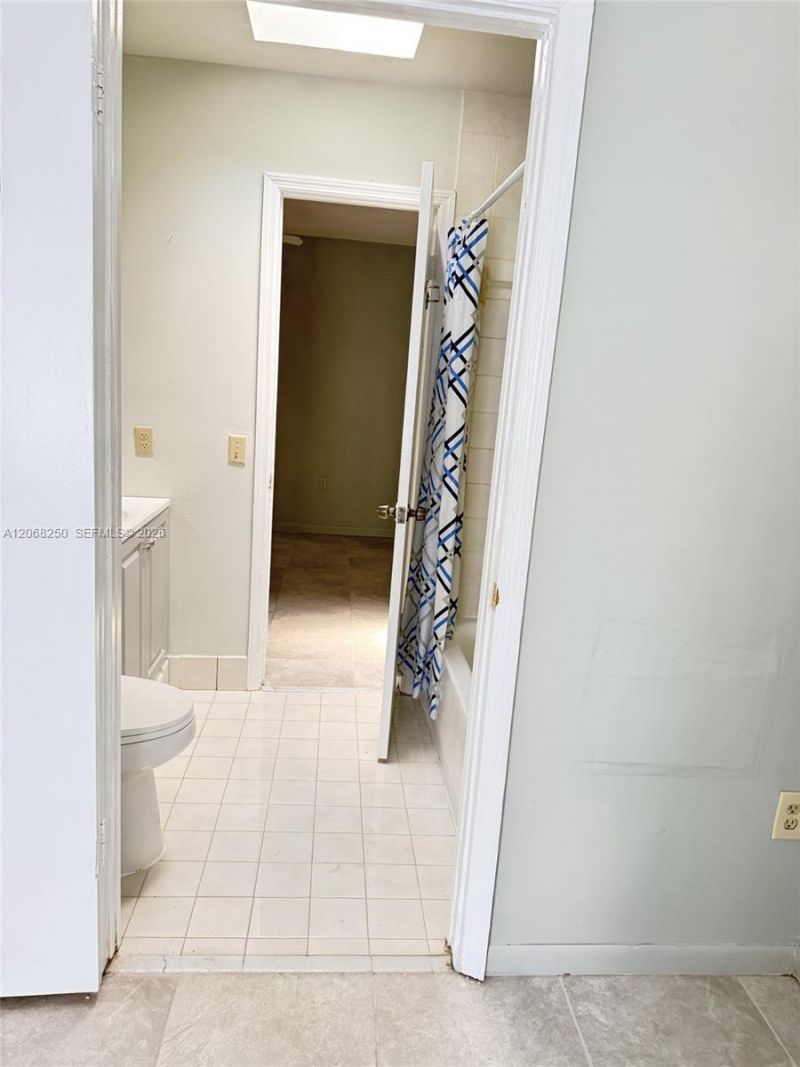 1701 W 42nd Pl, Unit 10, Hialeah, FL 33012 Photo