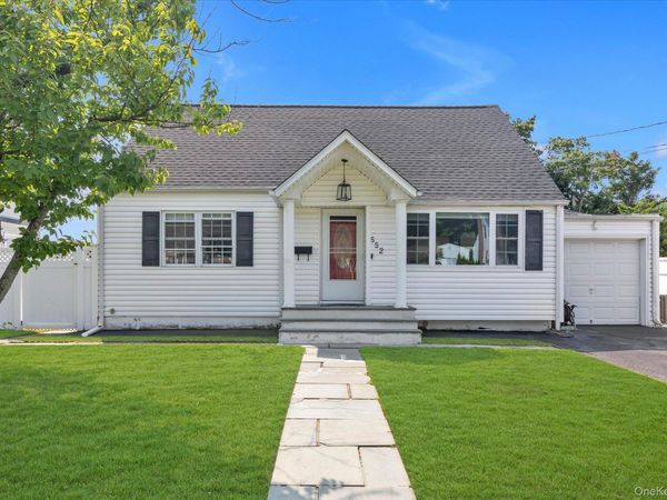 552 18th Street , West Babylon, NY 11704