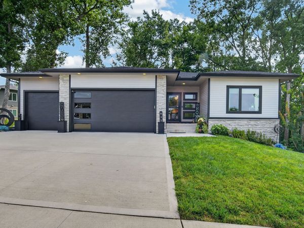 935 Arbor Woods Drive, Pleasant Hill, IA 50327