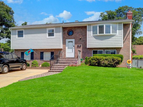 727 Peter Paul Drive, West Islip, NY 11795