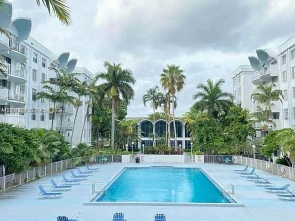 492 NW 165th St Rd , Unit C-415, Miami, FL 33169