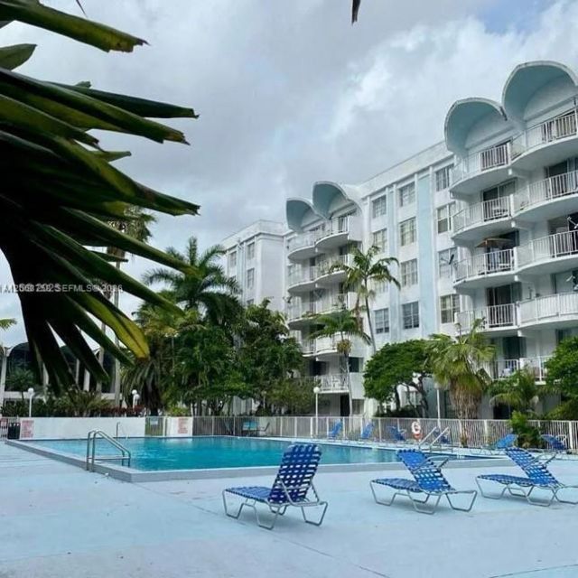 492 NW 165th St Rd , Unit C-415, Miami, FL 33169 Photo
