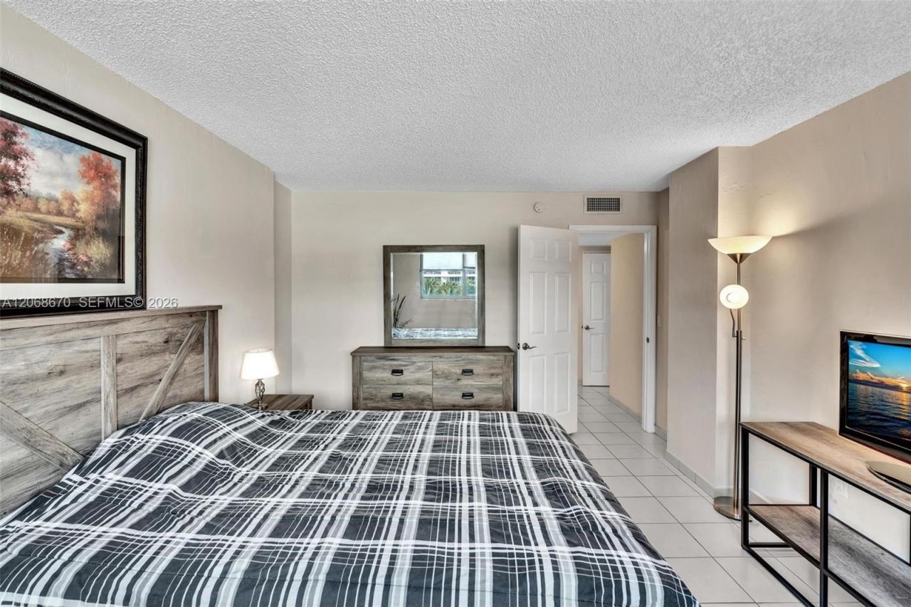9273 Collins Ave , Unit 308, Surfside, FL 33154 Photo