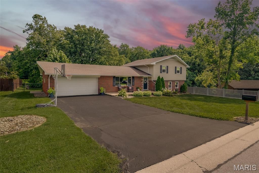 112 Saint Mary Drive, Collinsville, IL 62234 Main Photo