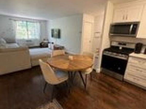 909 Thoreau Ct, Mahwah, NJ 07430