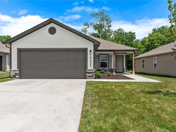 435 Valley View Drive, Tonganoxie, KS 66086