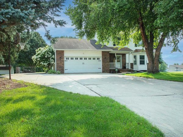 210 Country Heights Drive, Sumner, IA 50674