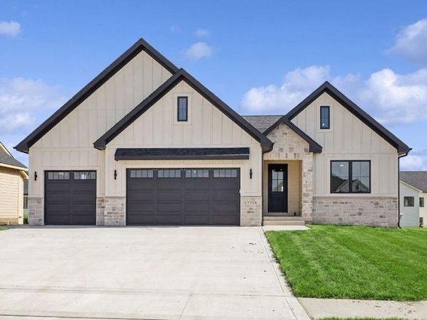 17316 Northview Drive, Urbandale, IA 50323