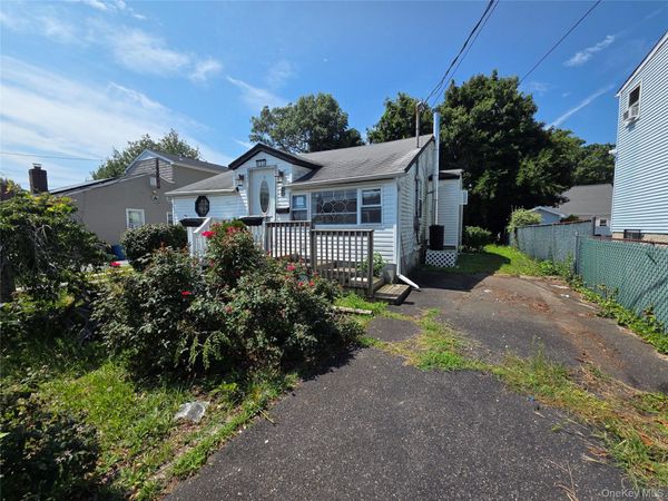 533 S 8th Street , Lindenhurst, NY 11757