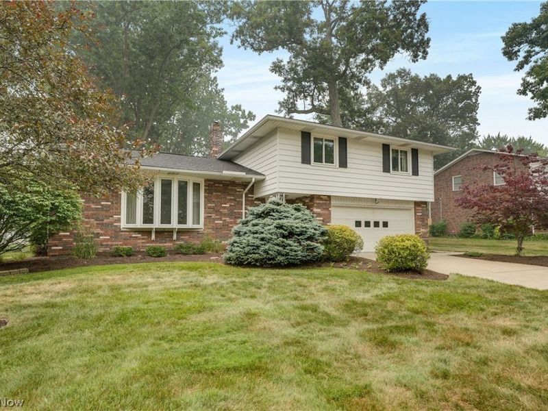 4880 Maple Hill Drive, Seven Hills, OH 44131 Photo 2