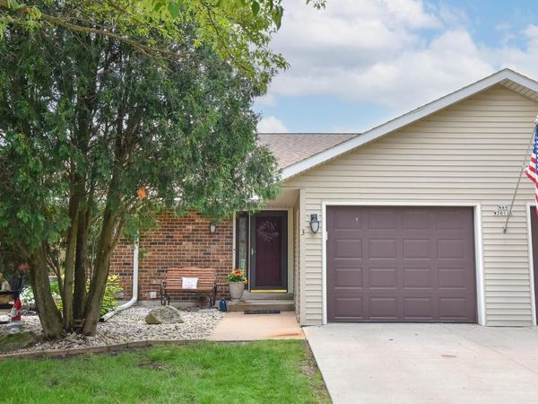 N49W36111 Nottingham LANE, Unit 3, Oconomowoc, WI 53066