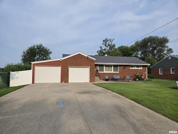 170 S PLEASANT Avenue, Galesburg, IL 61401
