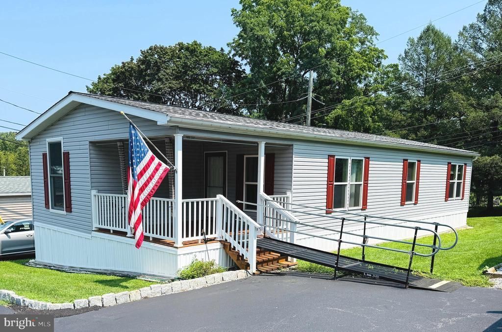 5 PLOSKINA LANE , GLENMOORE, PA 19343