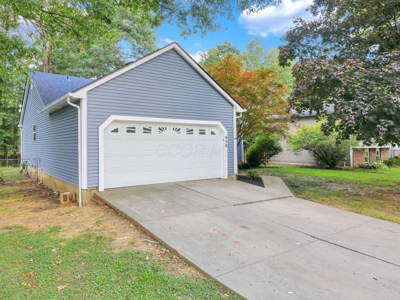958 Timothy Drive, Columbus, OH 43230 Photo 2