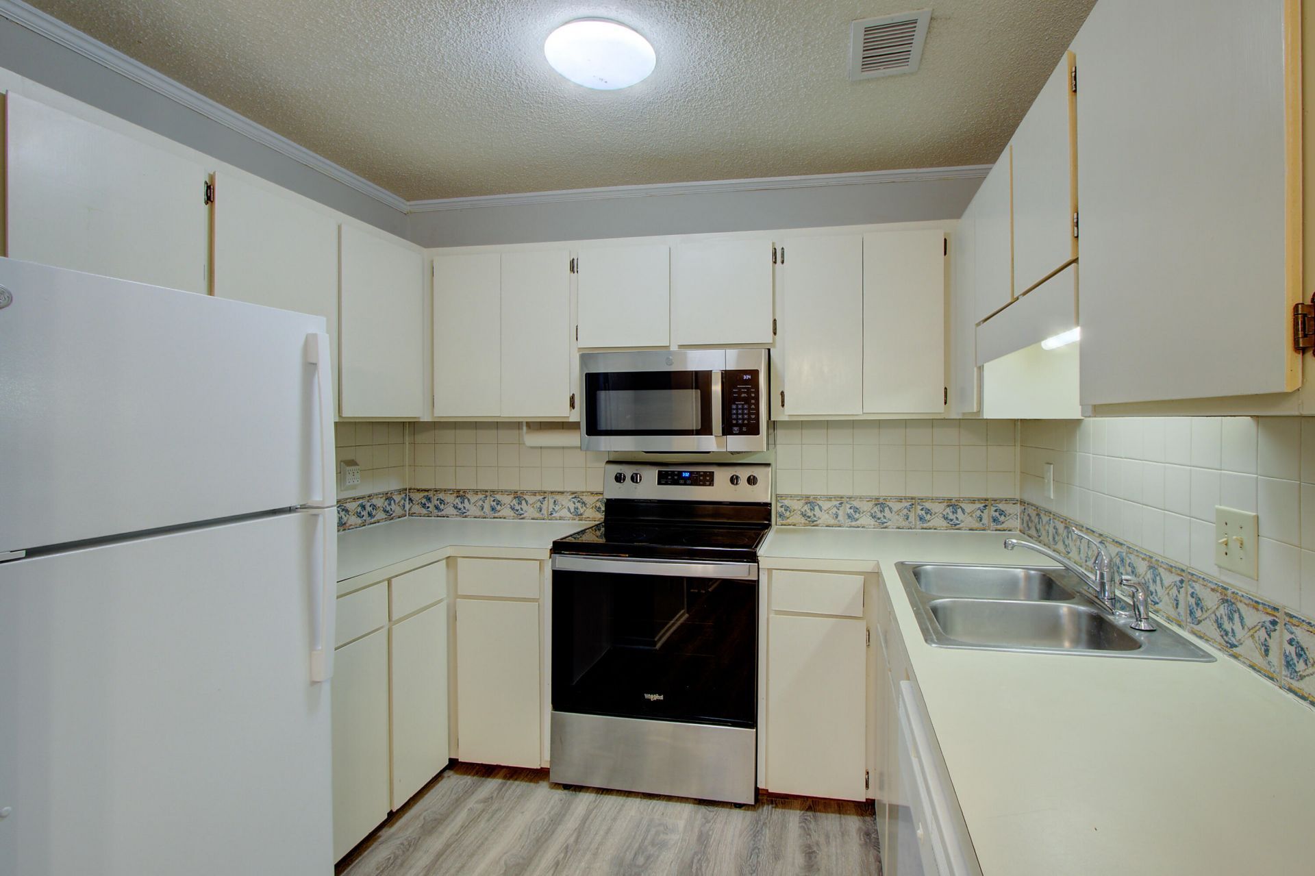 7945 Parklane Photo 10