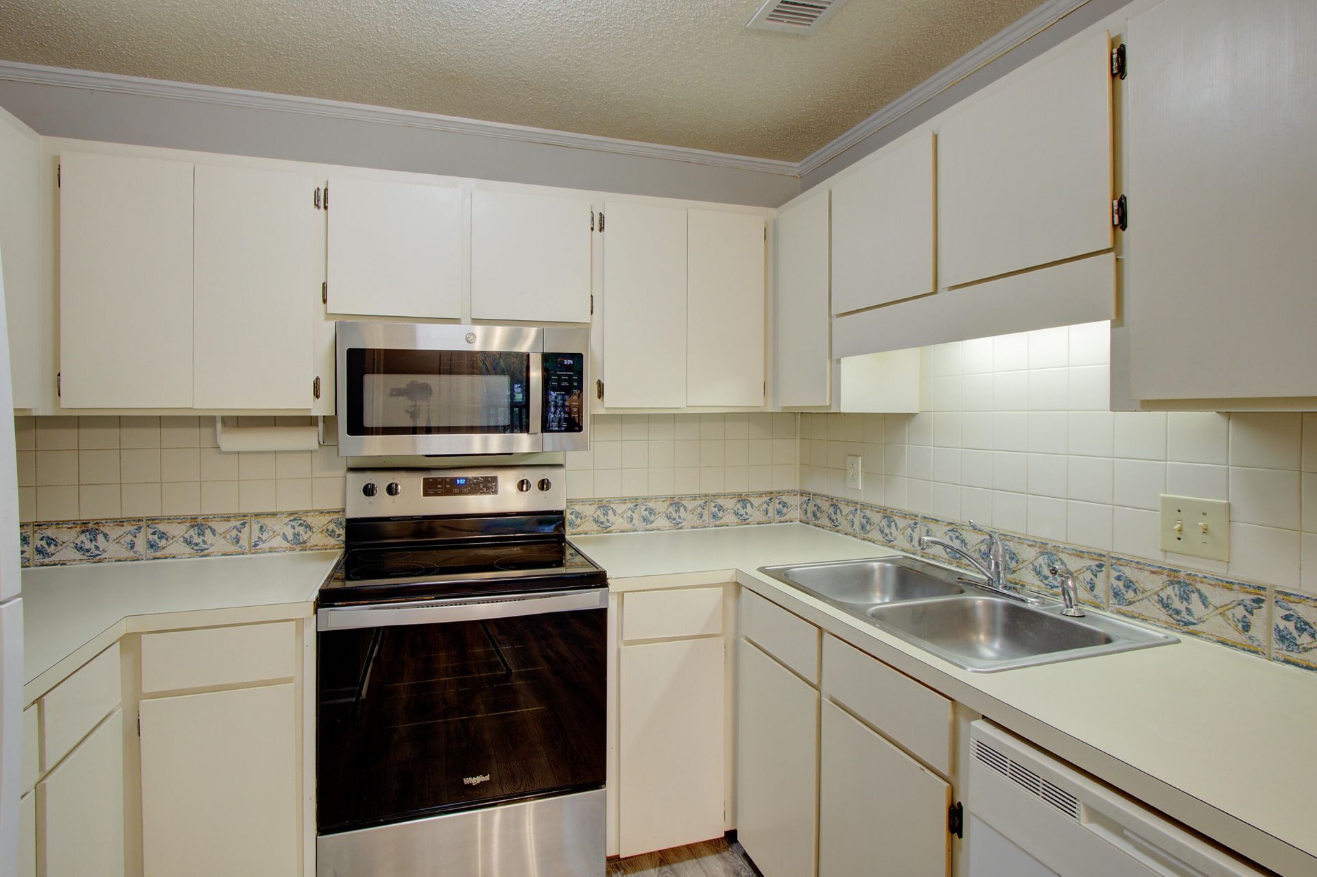 7945 Parklane Photo 11