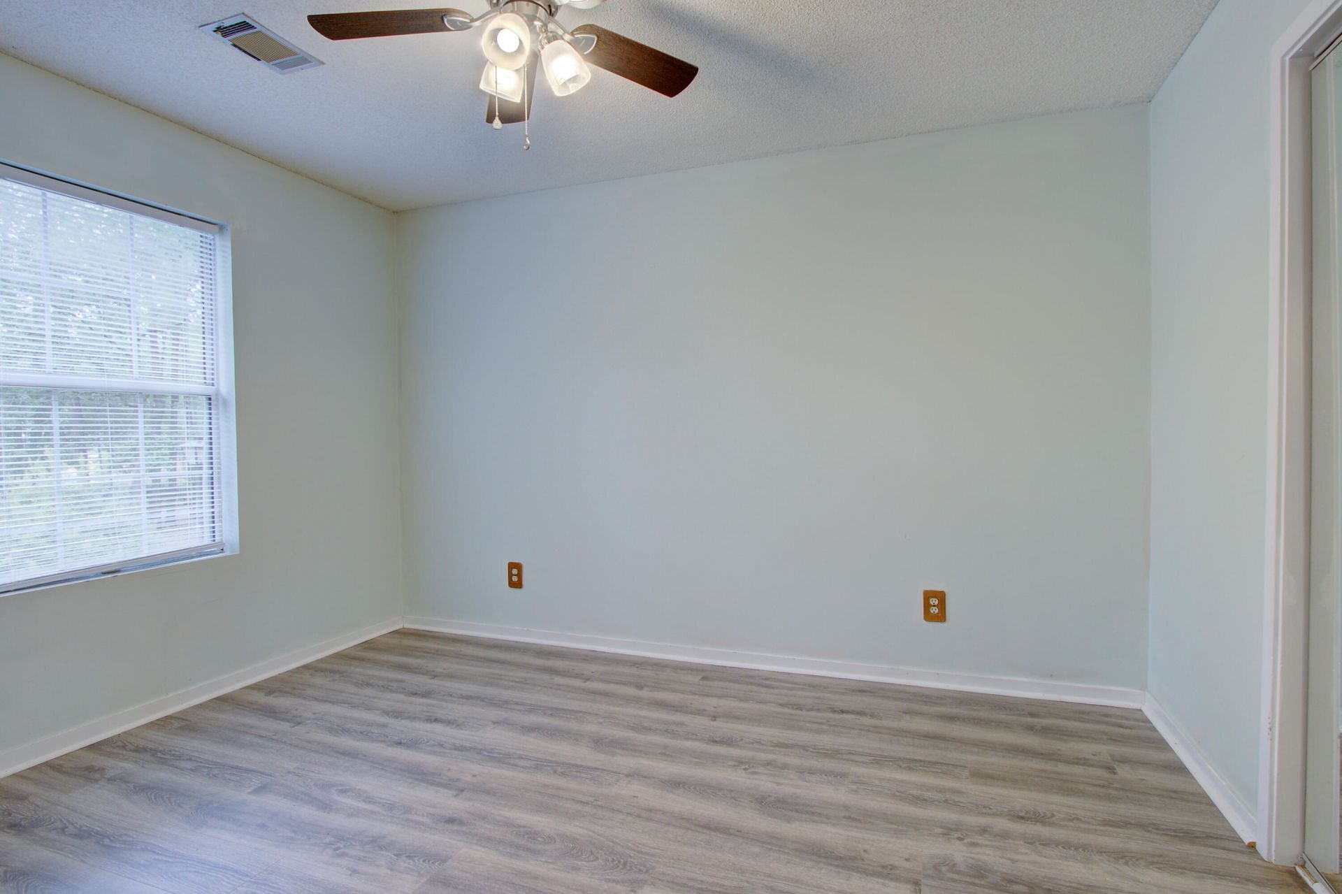 7945 Parklane Photo 14