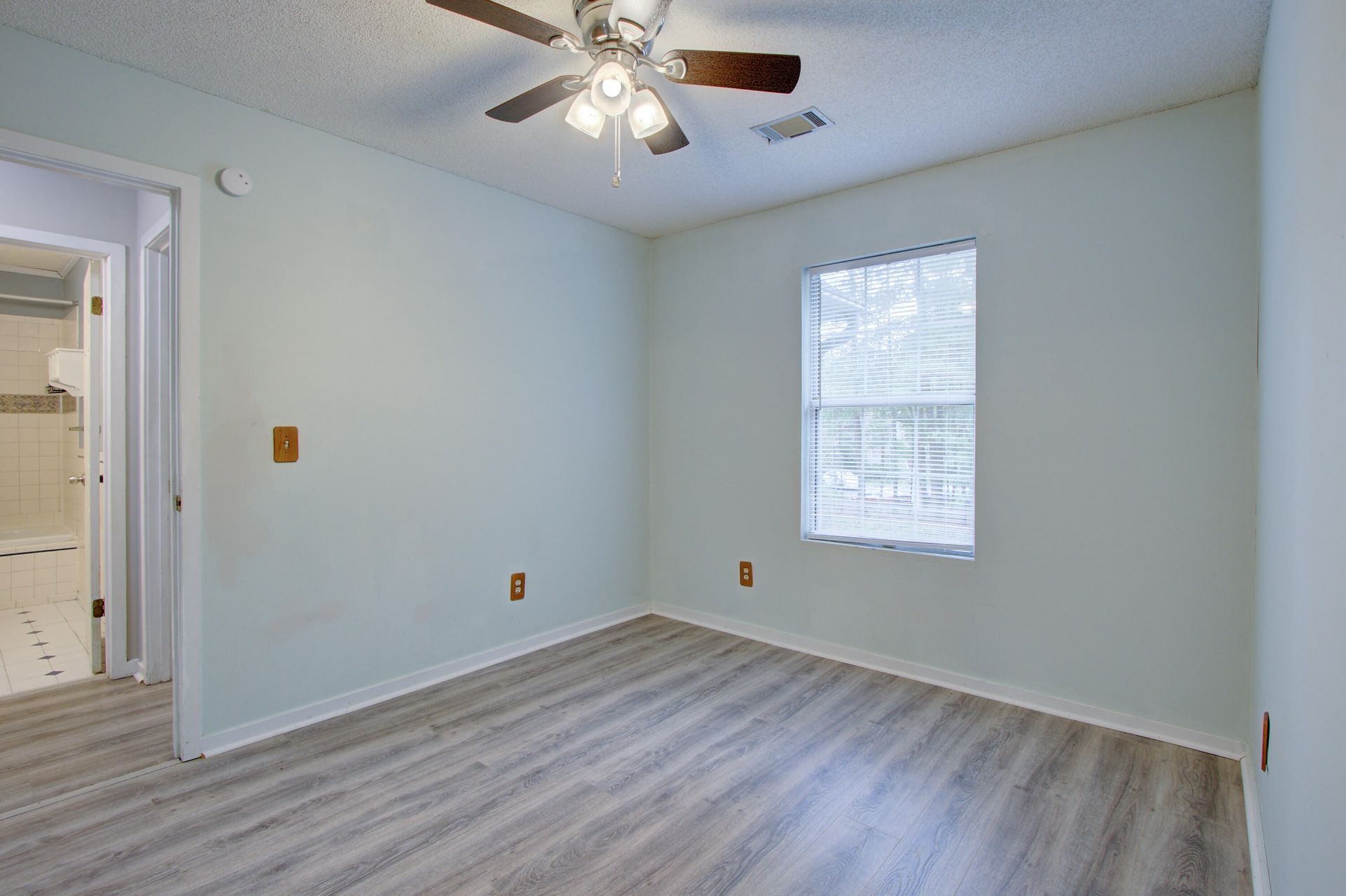 7945 Parklane Photo 15