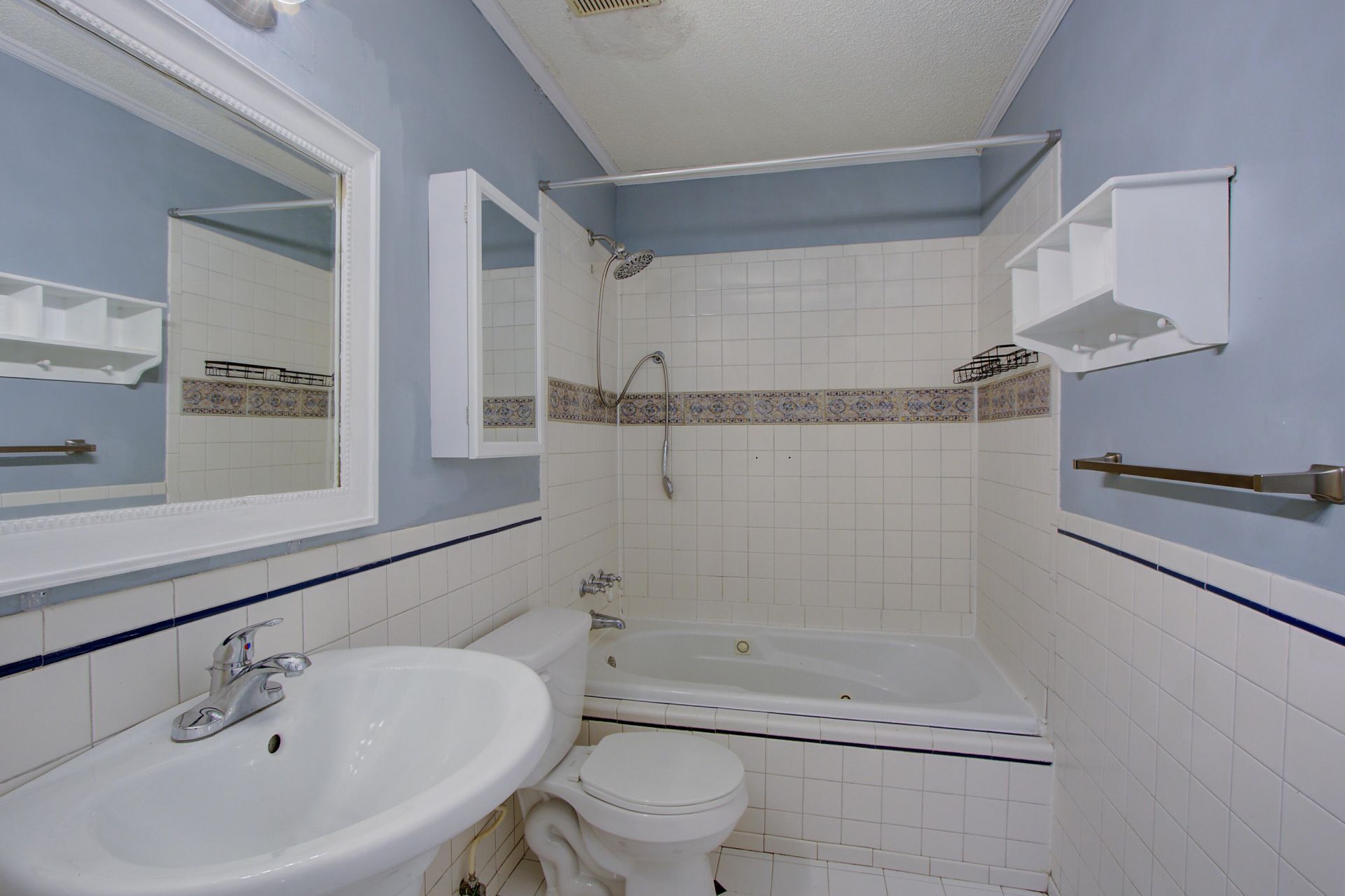 7945 Parklane Photo 16