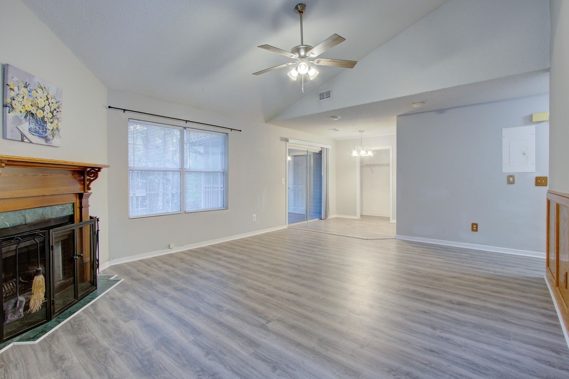 7945 Parklane Photo 4