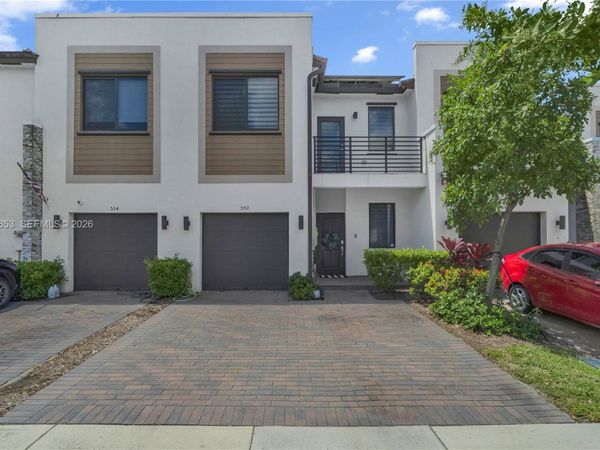 550 NE 207th St , Miami, FL 33179