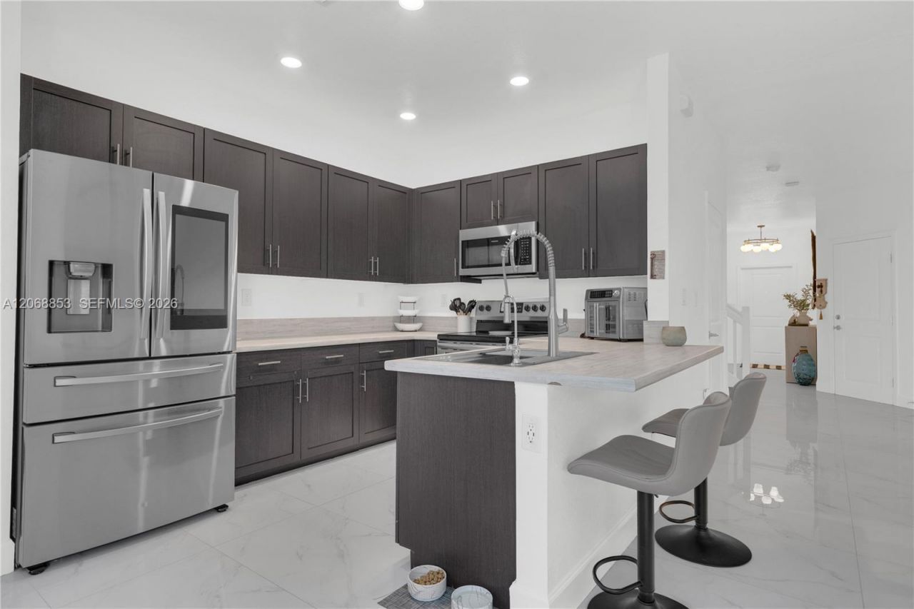550 NE 207th St , Miami, FL 33179 Photo