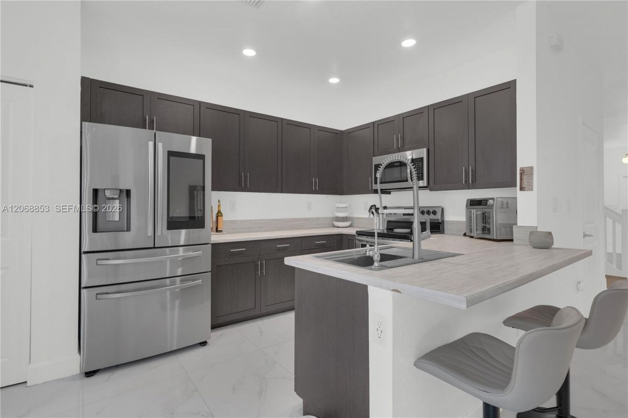 550 NE 207th St , Miami, FL 33179 Photo
