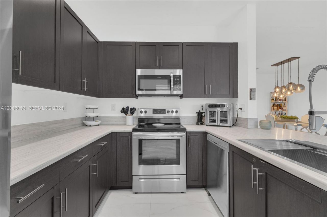 550 NE 207th St , Miami, FL 33179 Photo