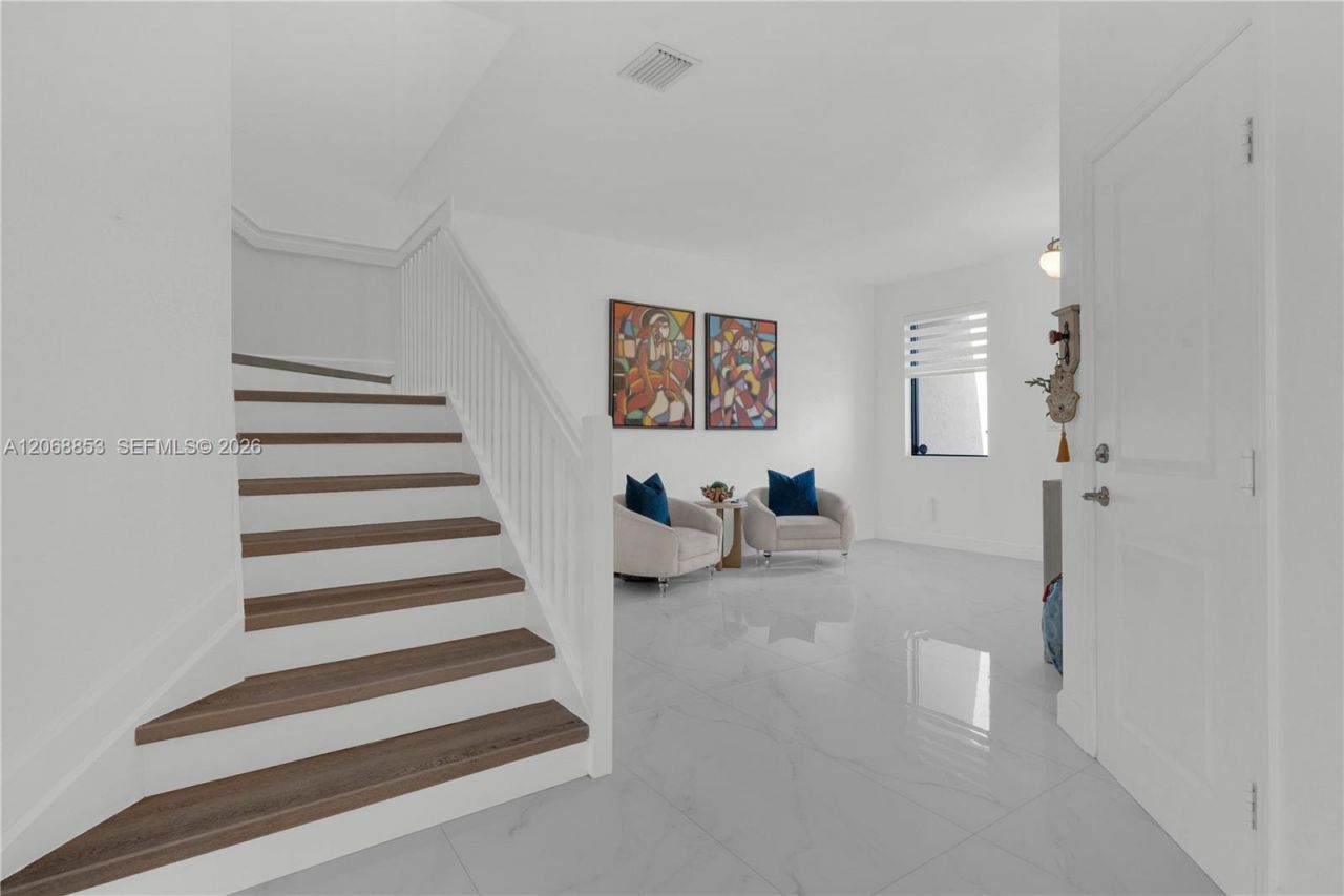 550 NE 207th St , Miami, FL 33179 Photo