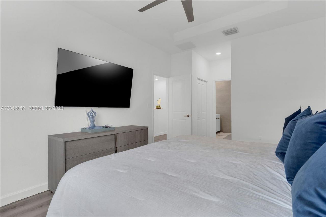 550 NE 207th St , Miami, FL 33179 Photo