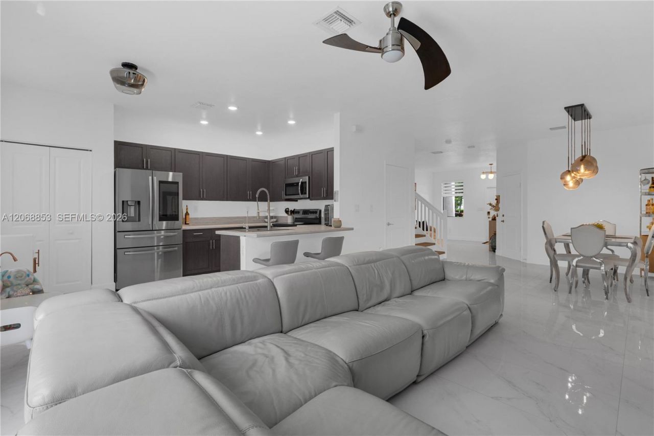 550 NE 207th St , Miami, FL 33179 Photo