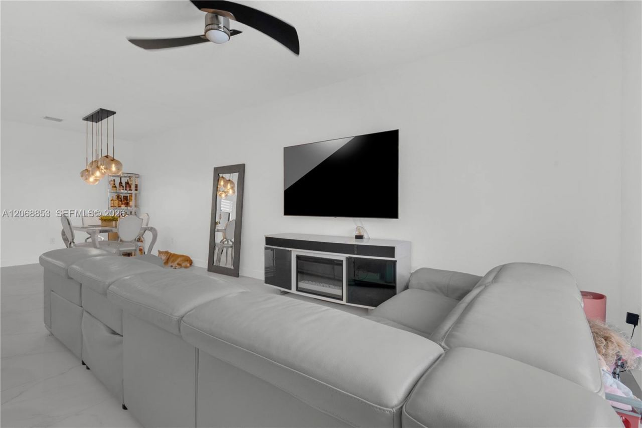 550 NE 207th St , Miami, FL 33179 Photo