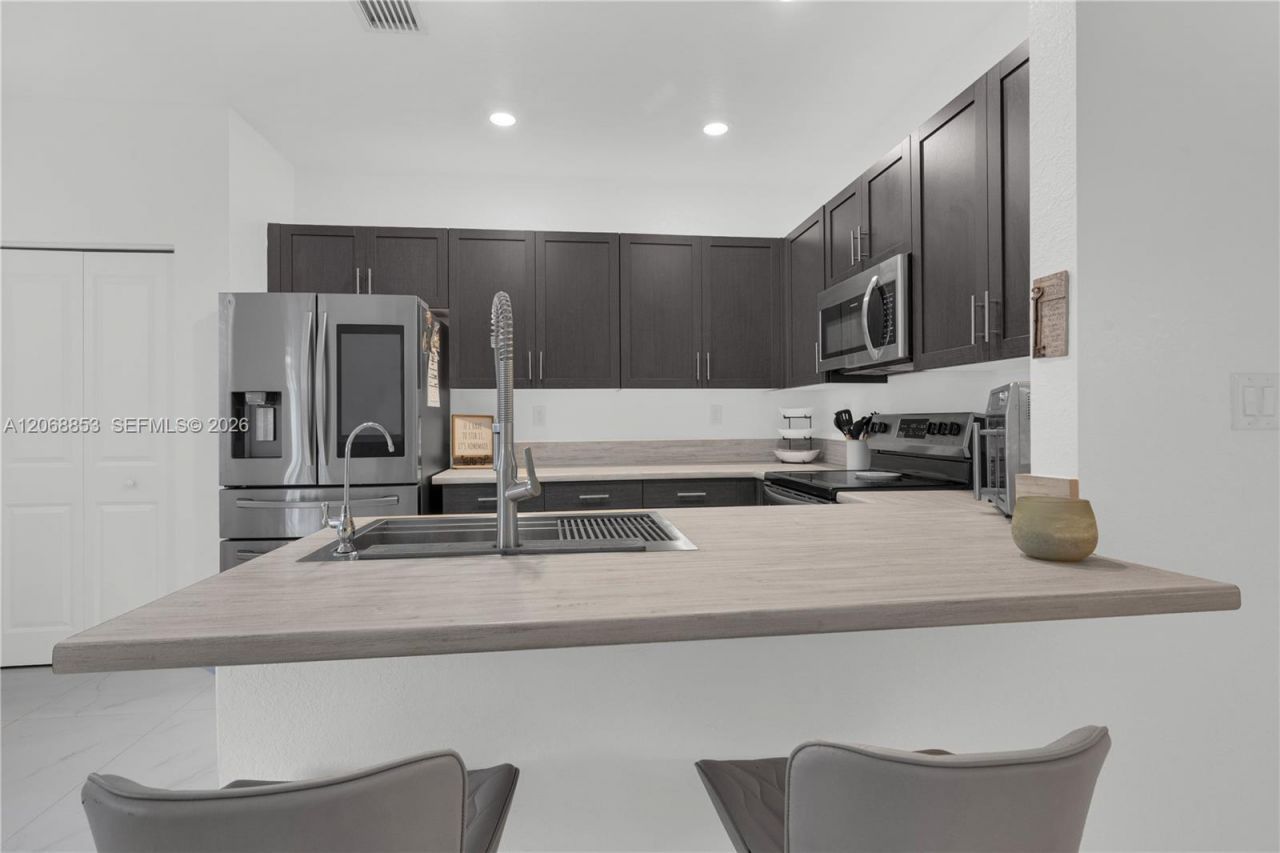 550 NE 207th St , Miami, FL 33179 Photo