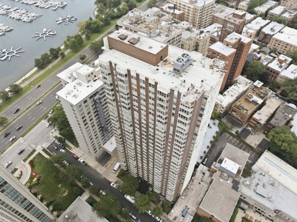 525 W Hawthorne Place, Unit 1002, Chicago, IL 60657