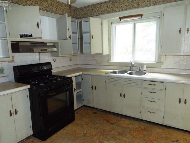 103 Fairfield Avenue, Bellevue, OH 44811 Photo 3