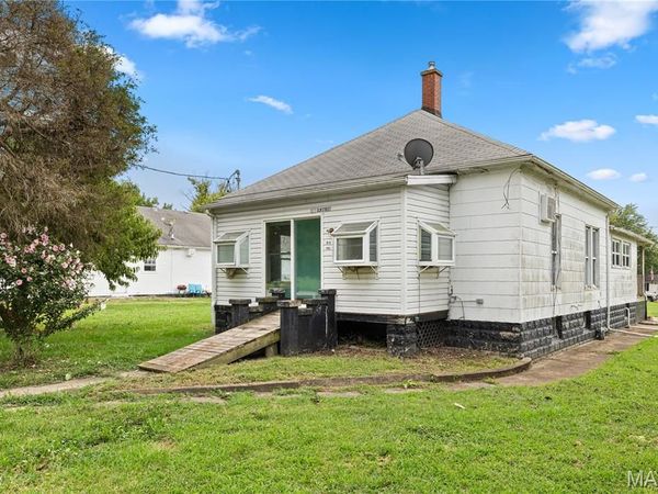 813 Elm Street , Hillsboro, IL 62049