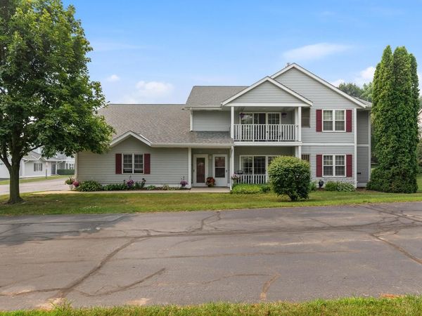 191 Bur Oak LANE, Unit B, Grafton, WI 53024
