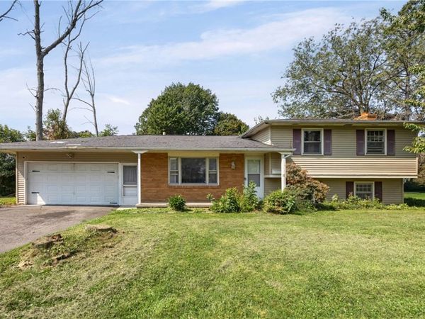 879 Maiden aka 11 Black Walnut Dr Lane, Rochester, NY 14615