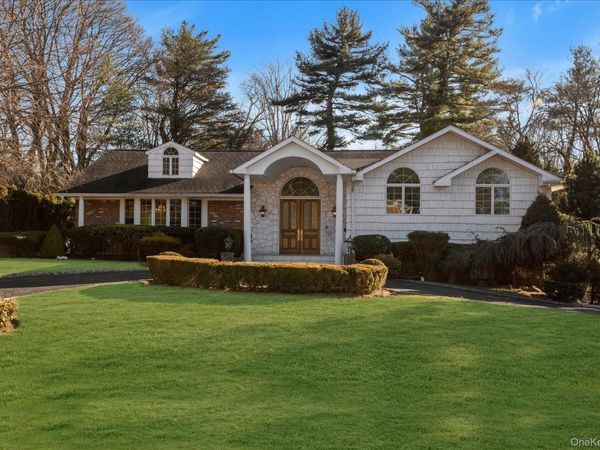 200 Hummingbird Drive , East Hills, NY 11576