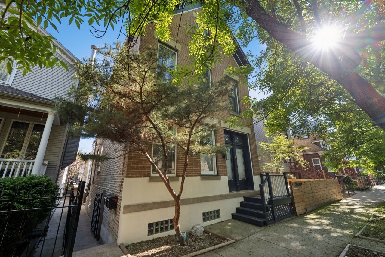 2307 W Melrose Street, Chicago, IL 60618 Main Photo