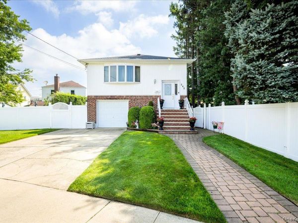242 Seidman Place , Franklin Square, NY 11010