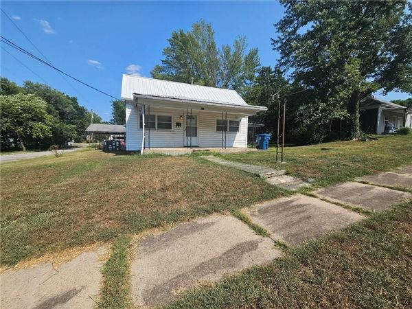 521 N Washington Street, Carterville, MO 64835