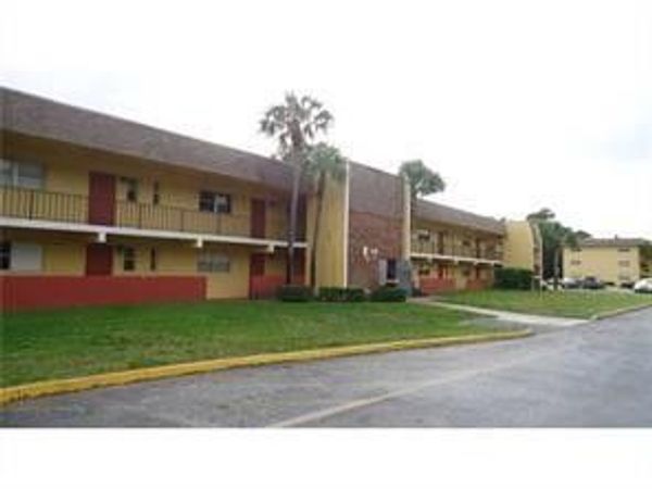 7900 FAIRVIEW Drive, Unit 206, Tamarac, FL 33321