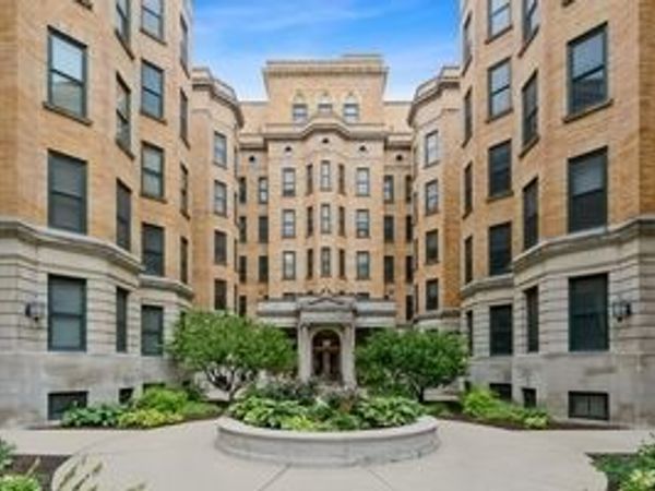 550 W Surf Street , Unit 506, Chicago, IL 60657